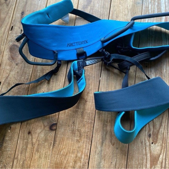 ON HOLD forClimbing Lot Arc’teryx Harnesses Petzl Belay Carbiners La Sportiva - Picture 6 of 11